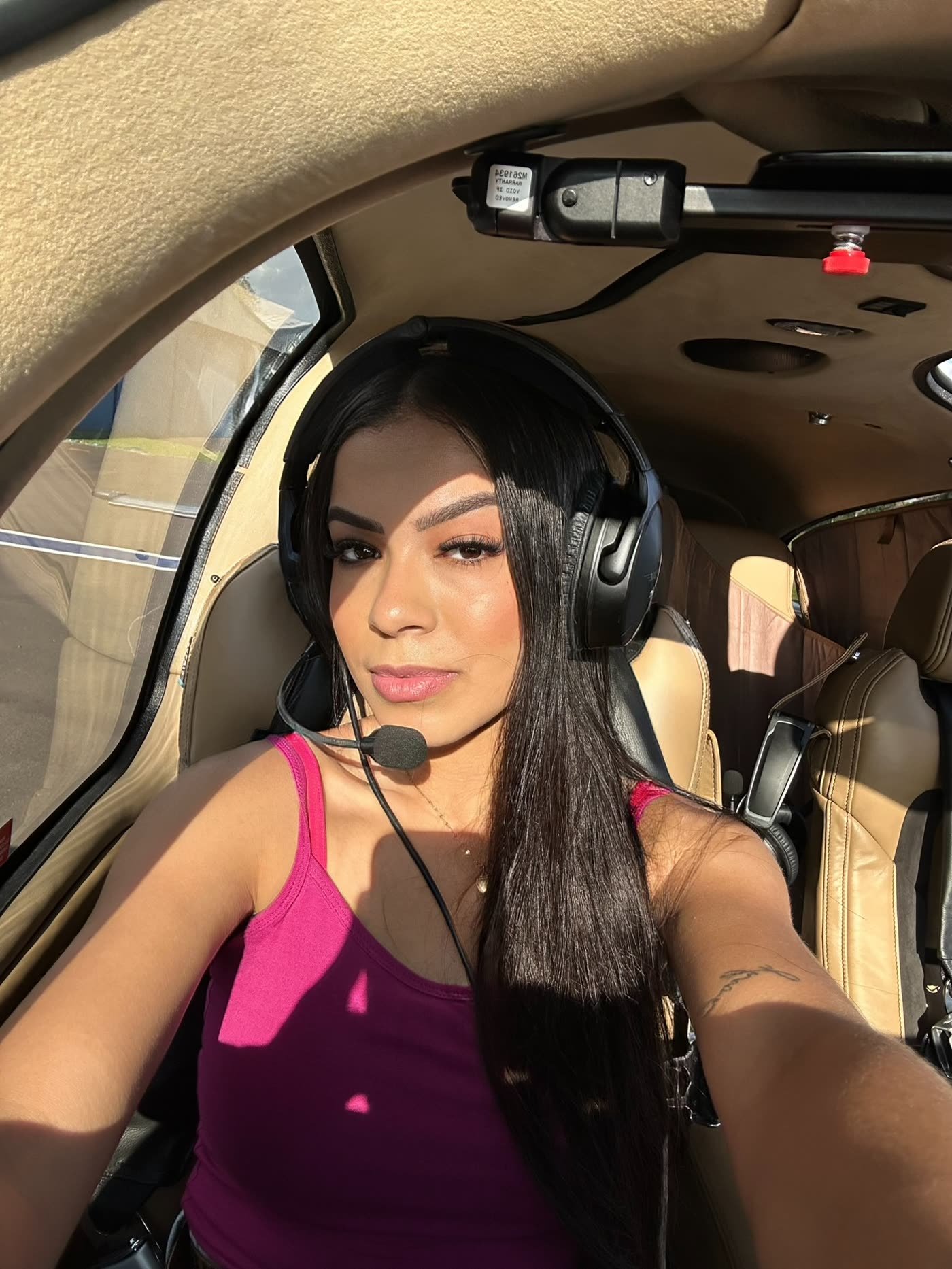 Micaely de headset dentro do avião